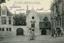 Les htels dpernon et dAmboise, place du Chteau (dbut XXe sicle). AM Blois, 5 Fi 726.
