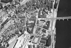 Vue arienne du centre-ville de Blois en reconstruction (1952). AM Blois, 2 Fi 22 390.