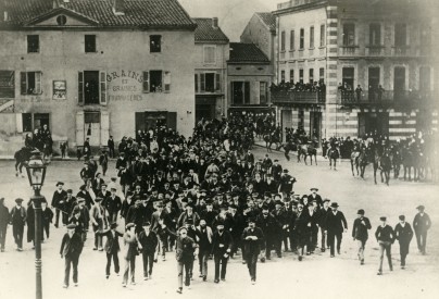 Jean Jaurs et les verriers de Carmaux. - Manifestation place Gambetta  Carmaux (vers aot-octobre 1895).