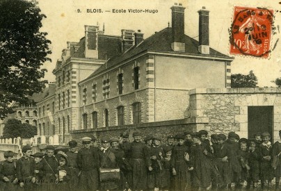 lves prenant la pose devant la nouvelle cole Victor-Hugo difie en 1906-1907