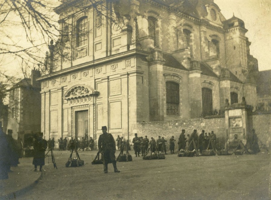  lglise Saint-Vincent, barrage de soldats instaur par le Prfet le 13 fvrier 1906;