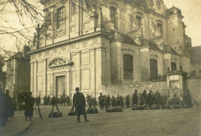  lglise Saint-Vincent, barrage de soldats instaur par le Prfet le 13 fvrier 1906;