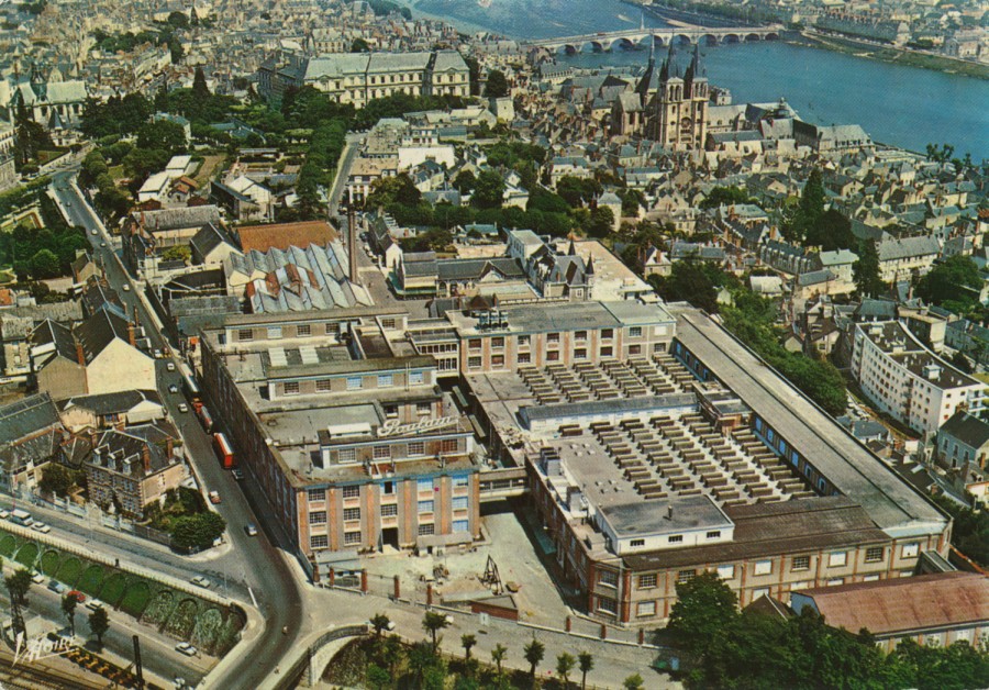 Vue arienne. Les usines Poulain (annes 1970)