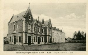 Ecole mnagre agricole de Loir-et-Cher. Faade intrieure et cour (vers 1937). Photographe : Lecomte. AM Blois, 5 Fi 890.