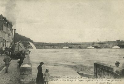 Inondation du 21 octobre 1907. Des pompes  vapeur rejettent  la Loire l'eau qui envahit les basses rues (AM Blois, 5 Fi 756)