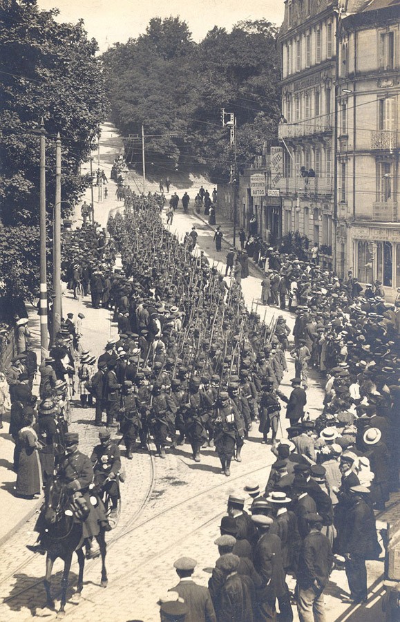 Le 4 aot 1914, le 113e rgiment dinfanterie partant pour le front, descendant la rue Gallois avant de rejoindre la gare. Bibliothques de Blois-Agglopolys, fonds patrimonial)