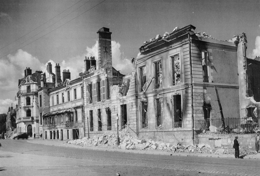 Lhtel de ville. Vers la gauche lancien htel dAngleterre et la Banque rgionale de lOuest. Juin 1940. Photographe : Lecomte (ADLC, 11 Fi 4336)