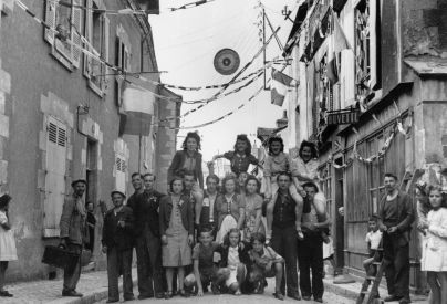La Libration de Blois. Portrait de groupe dans la rue du Bourg Saint-Jean pavoise (ADLC, 10 Fi 33)