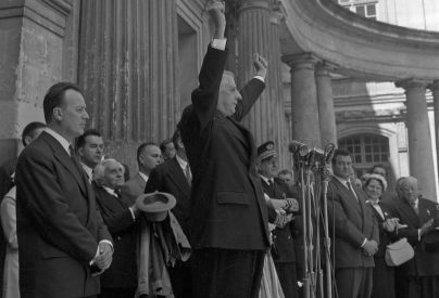 Le prsident de la Rpublique Charles de Gaulle dans la cour du chteau, le 9 mai 1959 (ADLC, 171 Fi 806)