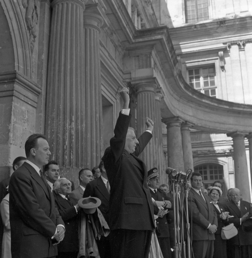Le prsident de la Rpublique Charles de Gaulle dans la cour du chteau, le 9 mai 1959 (ADLC, 171 Fi 806)
