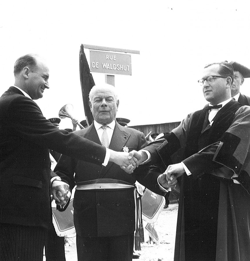 Les maires de Blois, Lewes et Waldshut se donnant la main  l'occasion de l'inauguration de la rue de Waldshut en 1963 (AMB, 2Fi 21 443)