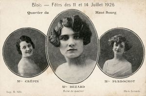 Ftes des 11 et 14 juillet 1926. La reine du quartier du Haut-bourg et ses demoiselles d'honneur. Photographe : Lecomte. AM Blois, 5 Fi 827.