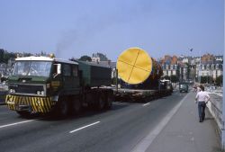 Passage d'un convoi nuclaire sur le pont Jacques Gabriel le 14 fvrier 1979. AM Blois.