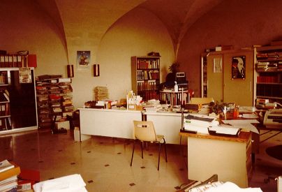 Le service des Archives install� dans la salle Malfray, 1985. � Alain GUERRIER, Service mutualis� des Archives de la ville de Blois, d'Agglopolys et du CIAS du Blaisois, 2Fi 0159.