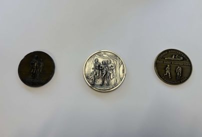 Medailles des �ditions 1996, 1997 et 2004 du D�fi. � Clich� pris en juillet 2025. Service mutualis� des Archives de la Ville de Blois, d'Agglopolys et du CIAS du Blaisois.