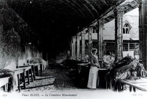 Une galerie de l'a�tre, reconvertie en �tendoir pour le linge. Don Elyane MALAPTIAS. Service mutualis� des Archives.