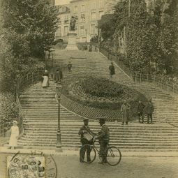 � L'escalier Denis Papin avant et apr�s. Service mutualis� des Archives de la Ville de Blois, d'Agglopolys et du CIAS du Blaisois.