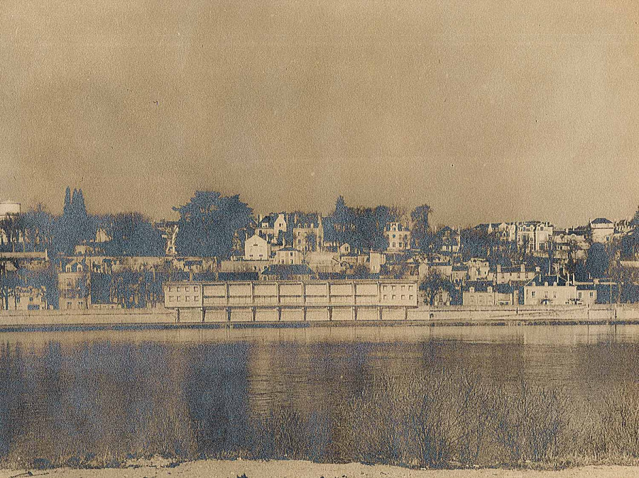Avant-projet de piscine avec bassin de 50 m�tres, quai Saint-Jean, photomontage,1960. � Architecte�: Lucien Joubert. Service mutualis� des Archives de la ville de Blois, d'Agglopolys et du CIAS du Blaisois.