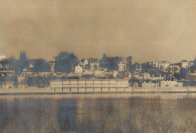 Avant-projet de piscine avec bassin de 50 m�tres, quai Saint-Jean, photomontage,1960. � Architecte�: Lucien Joubert. Service mutualis� des Archives de la ville de Blois, d'Agglopolys et du CIAS du Blaisois.