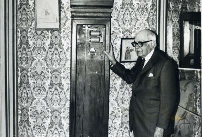 Paul Robert-Houdin devant l�Horloge-m�re de la maison familiale � Saint-Gervais-la-For�t, vers 1975. � Service mutualis� des Archives de la ville de Blois d'Agglopolys et du CIAS du Blaisois, 2 Z 26 245.