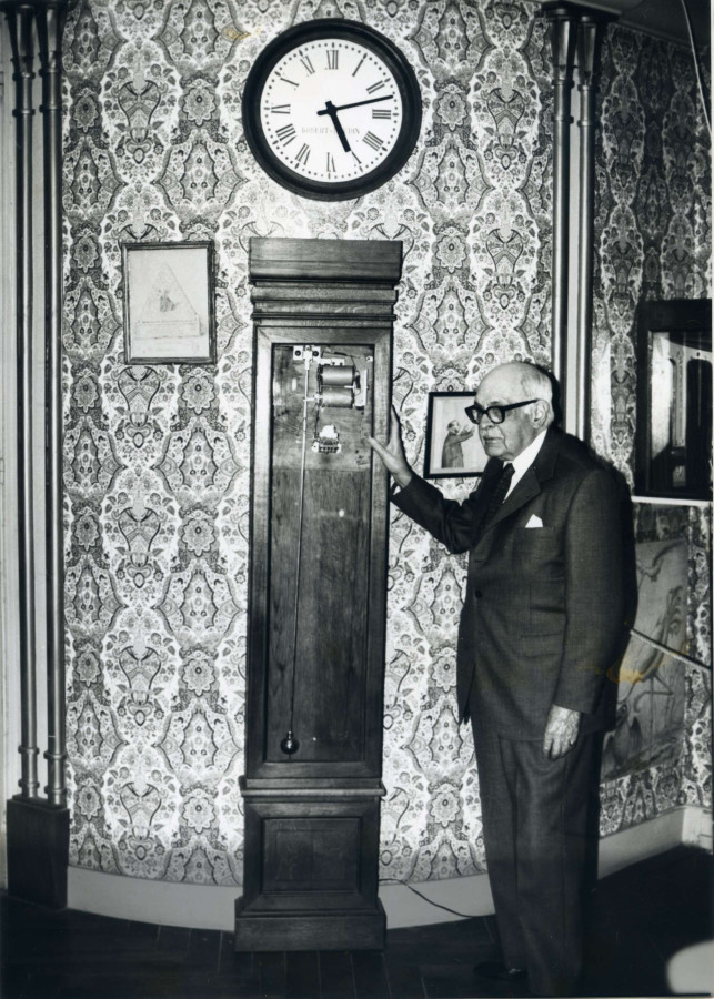 Paul Robert-Houdin devant l�Horloge-m�re de la maison familiale � Saint-Gervais-la-For�t, vers 1975. � Service mutualis� des Archives de la ville de Blois d'Agglopolys et du CIAS du Blaisois, 2 Z 26 245.