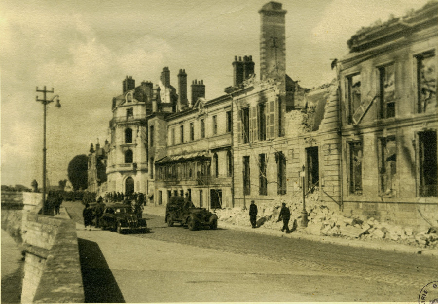 Ancien h�tel de ville, sur le mail, apr�s les bombardements de juin 1940. � Service mutualis� des Archives de la ville de Blois, d'Agglopolys et du CIAS du Blaisois, 2 Fi 134.
