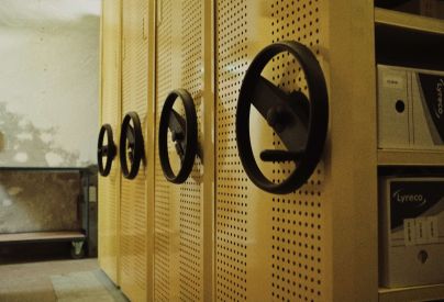 Rayonnages mobiles dans le magasin n�1. � Service mutualis� des Archives de la ville de Blois, d'Agglopolys et du CIAS du Blaisois, non c�t�.