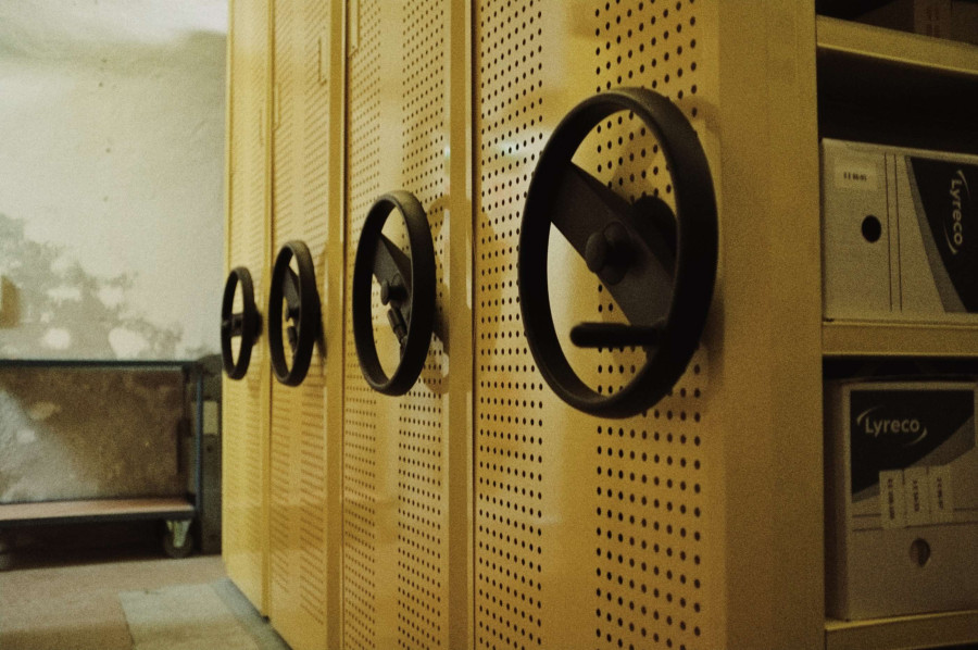 Rayonnages mobiles dans le magasin n�1. � Service mutualis� des Archives de la ville de Blois, d'Agglopolys et du CIAS du Blaisois, non c�t�.