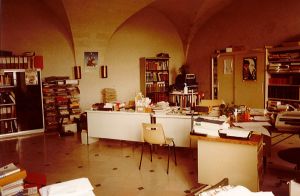 Le service des Archives install� dans la salle Malfray, 1985. � Alain GUERRIER, Service mutualis� des Archives de la ville de Blois, d'Agglopolys et du CIAS du Blaisois, 2Fi 0159.