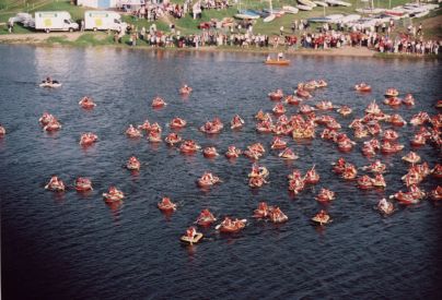 L'�preuve du parcours en cano� sur le Lac de Loire en 2004. � Service mutualis� des Archives de la Ville de Blois, d'Agglopolys et du CIAS du Blaisois.
