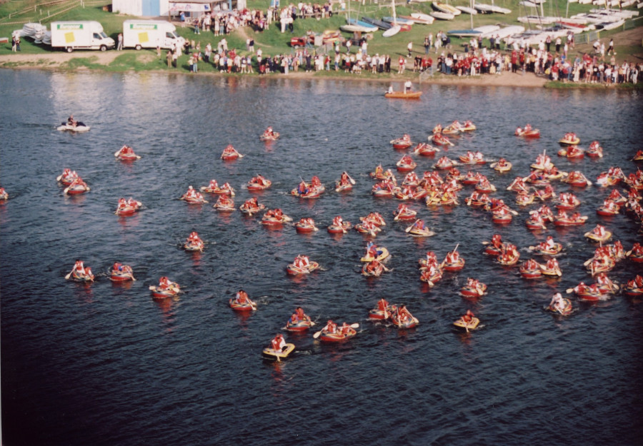 L'�preuve du parcours en cano� sur le Lac de Loire en 2004. � Service mutualis� des Archives de la Ville de Blois, d'Agglopolys et du CIAS du Blaisois.