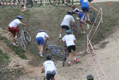 L'�preuve du parcours en VTT, sur le site du Lac de la Pin�onni�re en 2005. � Philippe LAVALLART.