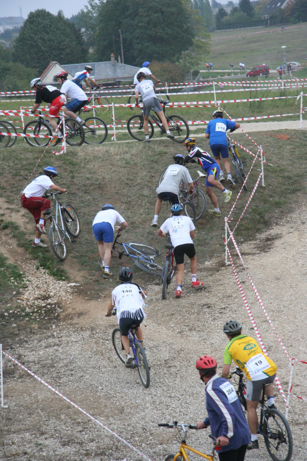 L'�preuve du parcours en VTT, sur le site du Lac de la Pin�onni�re en 2005. � Philippe LAVALLART.