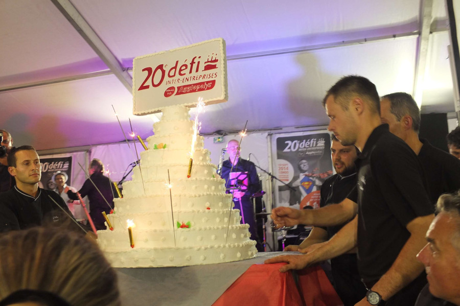 Le g�teau du 20� anniversaire (2014). � Service mutualis� des Archives de la Ville de Blois, d�Agglopolys et du CIAS du Blaisois. 2Fi_3004
