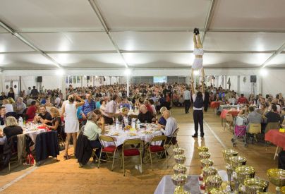 Un spectacle d'�quilibre en plein diner sous le barnum de la Halle aux Grains. � Direction de la Communication d'Agglopolys (2014).