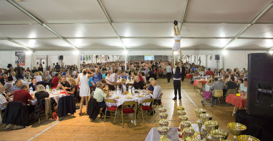 Un spectacle d'�quilibre en plein diner sous le barnum de la Halle aux Grains. � Direction de la Communication d'Agglopolys (2014).