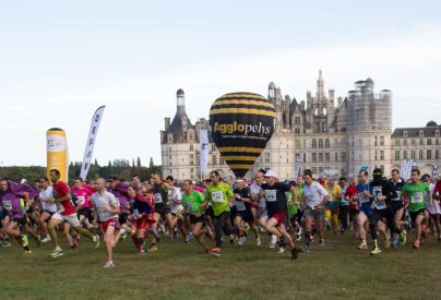 Les coureurs se pr�cipitent au signal du top d�part devant le magnifique ch�teau de Chambord, en 2014. � Photographie prise par la Direction de la Communication d'Agglopolys. 