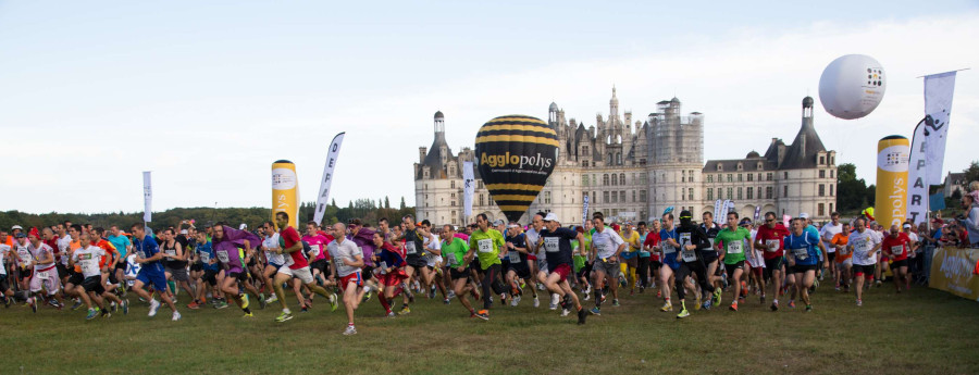 Les coureurs se pr�cipitent au signal du top d�part devant le magnifique ch�teau de Chambord, en 2014. � Photographie prise par la Direction de la Communication d'Agglopolys. 