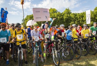 Les VTT attendent leur coureur pour poursuivre les �preuves (2021). � Photographie r�alis�e par la Direction de la Communication d'Agglopolys. 