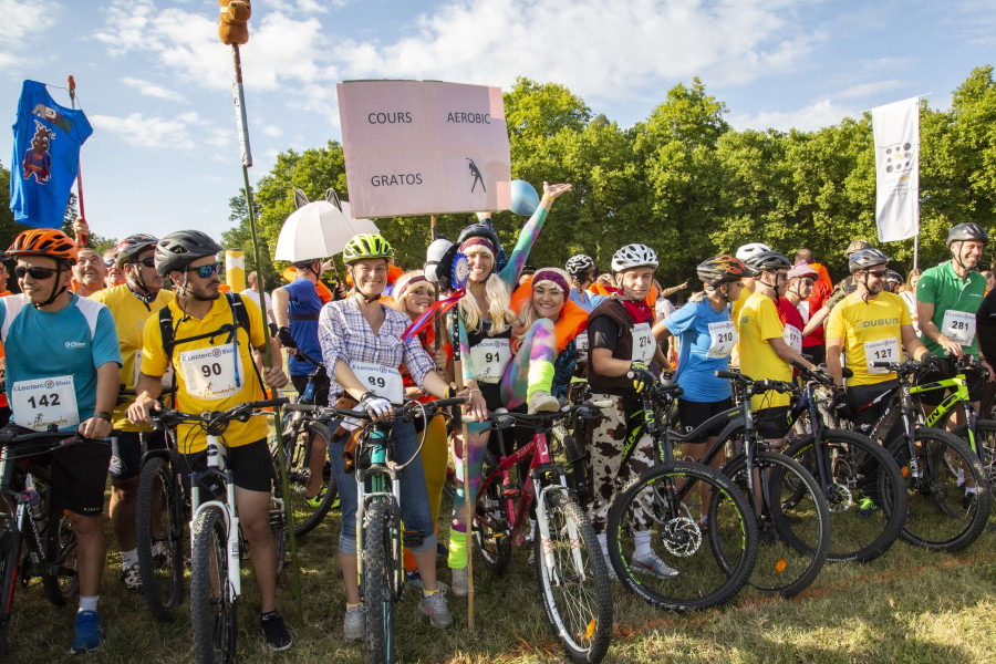 Les VTT attendent leur coureur pour poursuivre les épreuves (2021). © Photographie réalisée par la Direction de la Communication d'Agglopolys. Les VTT attendent leur coureur pour poursuivre les épreuves (2021). © Photographie réalisée par la Direction de la Communication d'Agglopolys.