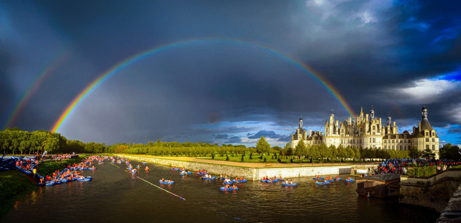 Les canoës dans les douves du château de Chambord en 2023. © Service mutualisé des Archives de la Ville de Blois, d'Agglopolys et du CIAS du Blaisois. Photo 2Fi_1341 Les canoës dans les douves du château de Chambord en 2023. © Service mutualisé des Archives de la Ville de Blois, d'Agglopolys et du CIAS du Blaisois. Photo 2Fi_1341