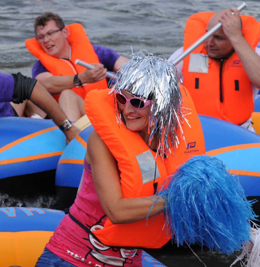 Sylvie BRANDAO dans son cano�, lors de l'�dition 2010. � Service mutualis� des Archives de la Ville de Blois, d'Agglopolys et du CIAS du Blaisois. Cote 2Fi_1656.
