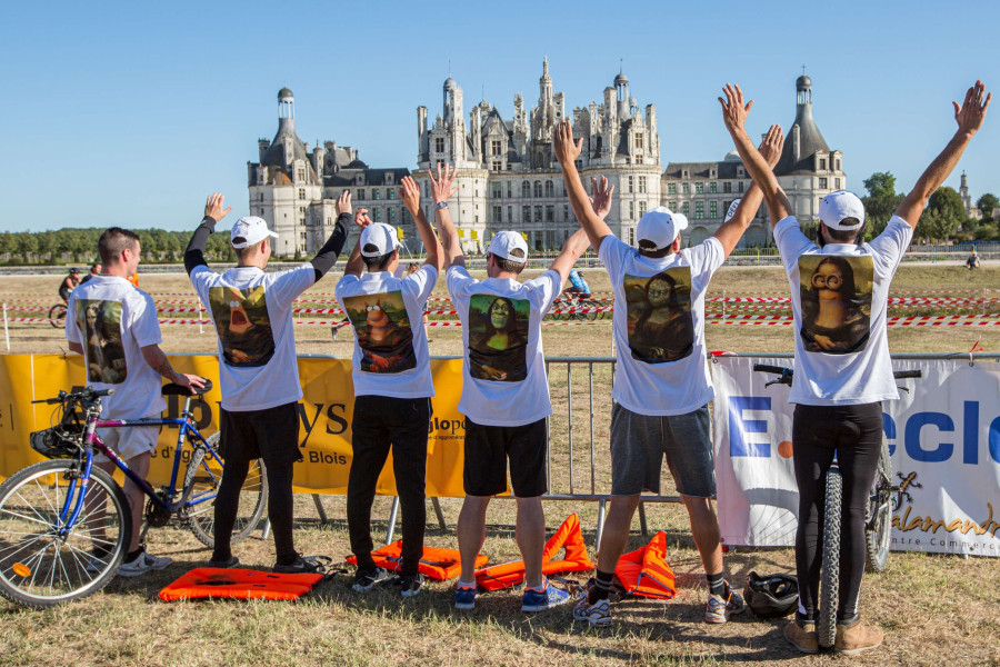 Une �quipe face au ch�teau de Chambord en 2019. � Direction de la Communication d'Agglopolys. 