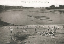 Plage sur les bords de Loire (1925-1930). AM Blois, 5 Fi 268.