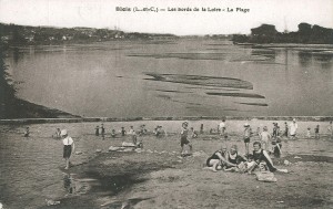 Plage sur les bords de Loire (1925-1930). AM Blois, 5 Fi 268.
