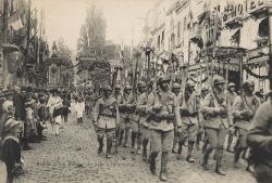Défilé du 113e régiment d'infanterie à Blois, rue Porte-Côté (1919). AM Blois, 5 Fi 199.
