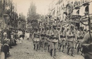 Défilé du 113e régiment d'infanterie à Blois, rue Porte-Côté (1919). AM Blois, 5 Fi 199.
