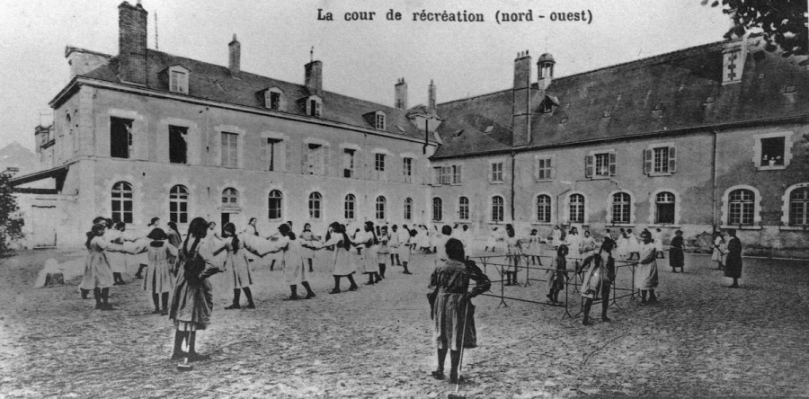 École primaire supérieure de jeunes filles : la cour de récréation, année 1920-1921 (AD 41, 171 Fi 339)