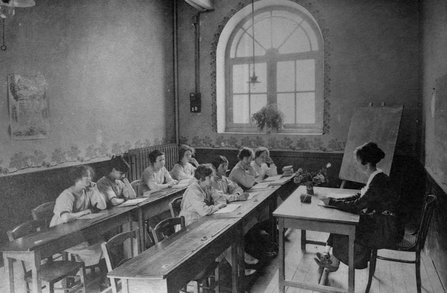École primaire supérieure de jeunes filles : une classe en 4e année, année 1920-1921 (AD 41, 171 Fi 339)
