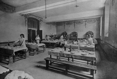 École primaire supérieure de jeunes filles : le réfectoire, année 1920-1921 (AD 41, 171 Fi 339)